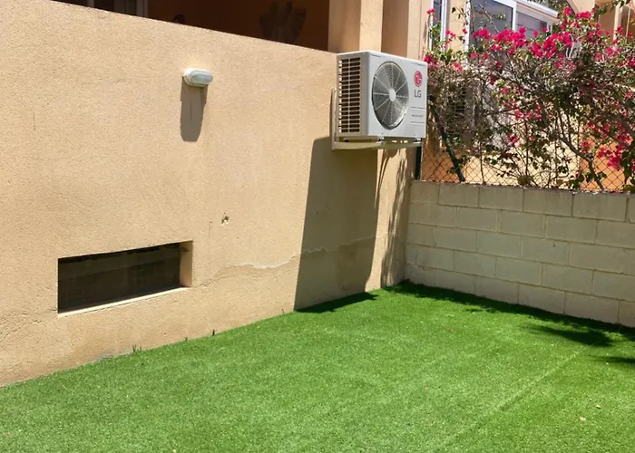 Bajo Con Jardin A Pie De Playa Y Piscina Comunitaria Con Jacuzzi